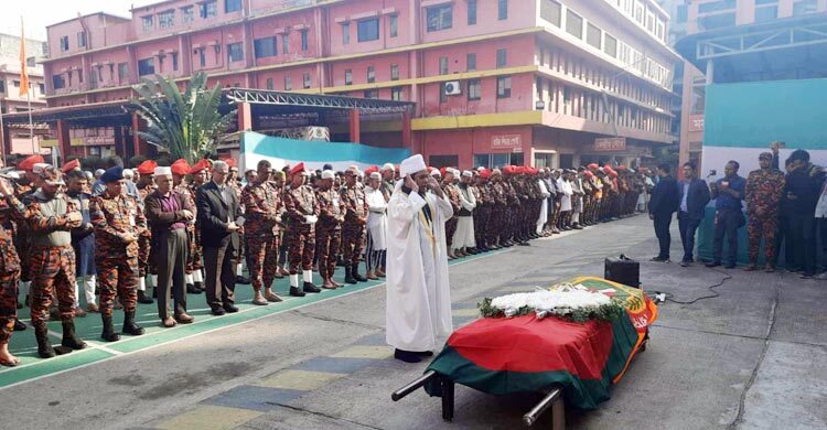 চোখের জলে অকুতোভয় বীরকে বিদায় দিলো ফায়ার সার্ভিস