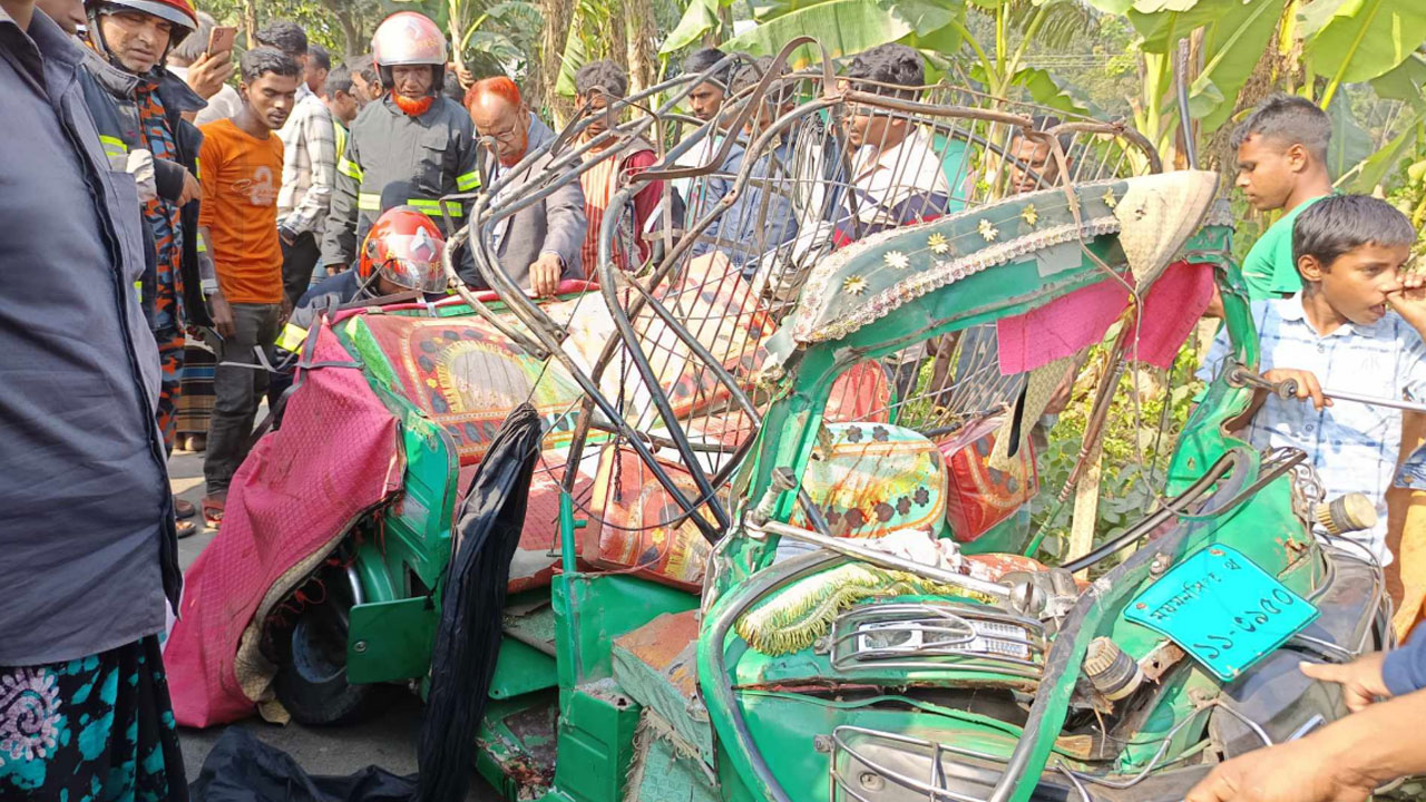 বাস-সিএনজি অটোরিকশা মুখোমুখি সংঘর্ষে সড়কে ধরলো ৫ প্রাণ